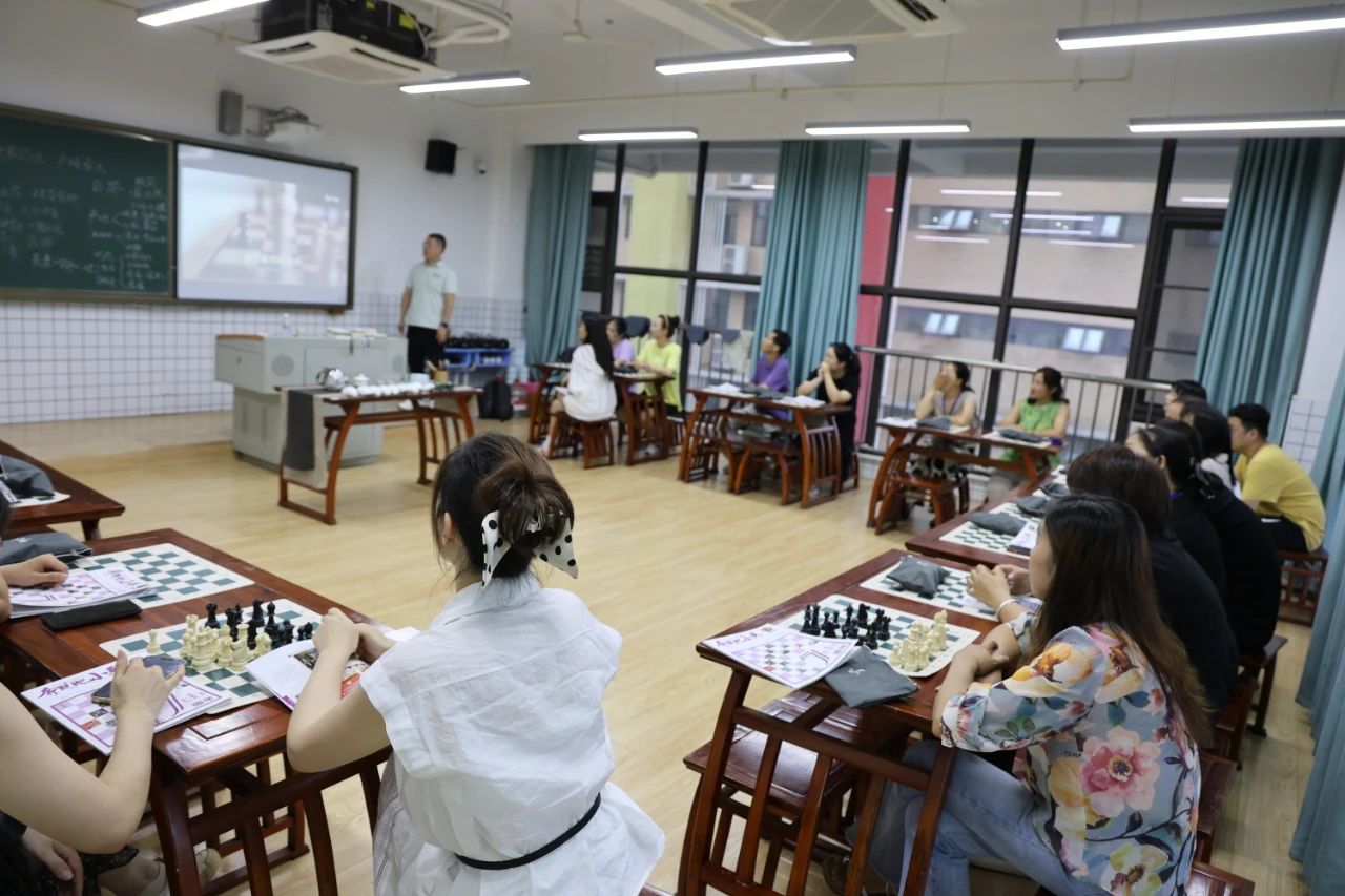 【家长夜校】“慧”下棋，且“烘”香